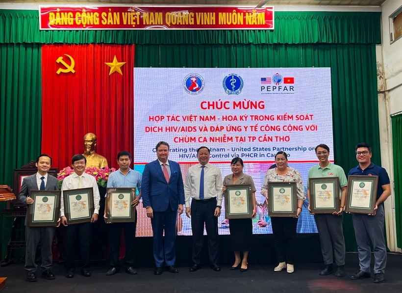 Đại sứ Mỹ tại Việt Nam trao tặng Giấy khen cho các đơn vị có nhiều đóng góp trong triển khai mô hình đáp ứng y tế công cộng với chùm ca nhiễm. (Ảnh: Ánh Tuyết/TTXVN)