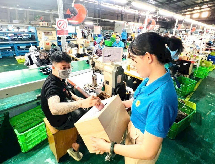 Công nhân giày da Công ty Giang Phạm ôm thùng quyên góp đi khắp dây chuyền, sẻ chia tấm lòng vàng với đồng bào miền Bắc sau bão số 3. (Ảnh: TTXVN phát)