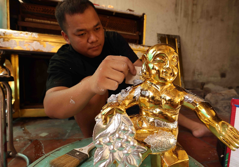 Dát vàng, bạc, quỳ lên sản phẩm ở làng nghề truyền thống Kiêu Kỵ. (Ảnh: Vũ Sinh/ TTXVN)