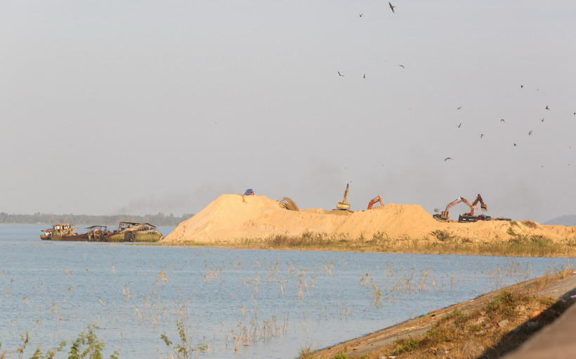 Hoạt động khai thác cát. (Ảnh: Giang Phương/TTXVN)