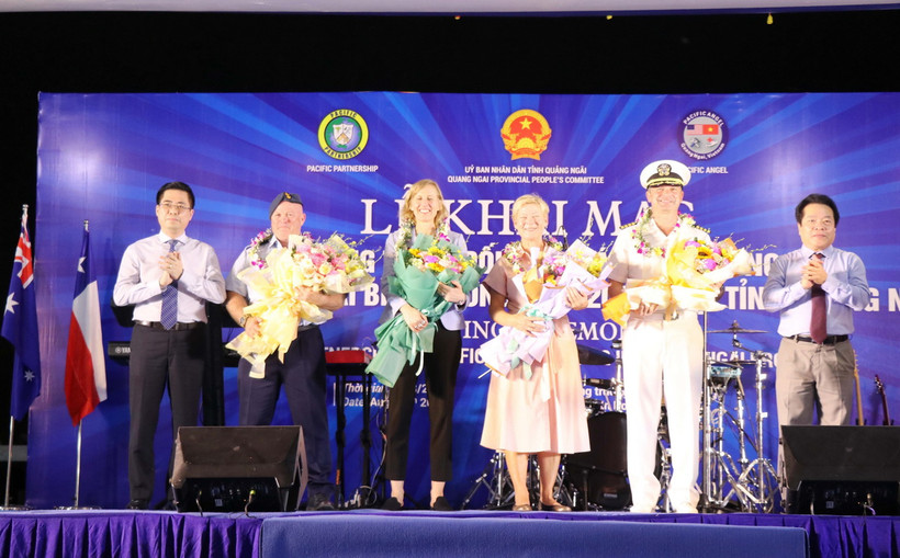 Lãnh đạo tỉnh Quảng Ngãi tặng hoa cho đại diện các đơn vị tham dự Chương trình Đối tác Thái Bình Dương và Thiên thần Thái Bình Dương. (Ảnh: Phạm Cường/TTXVN)
