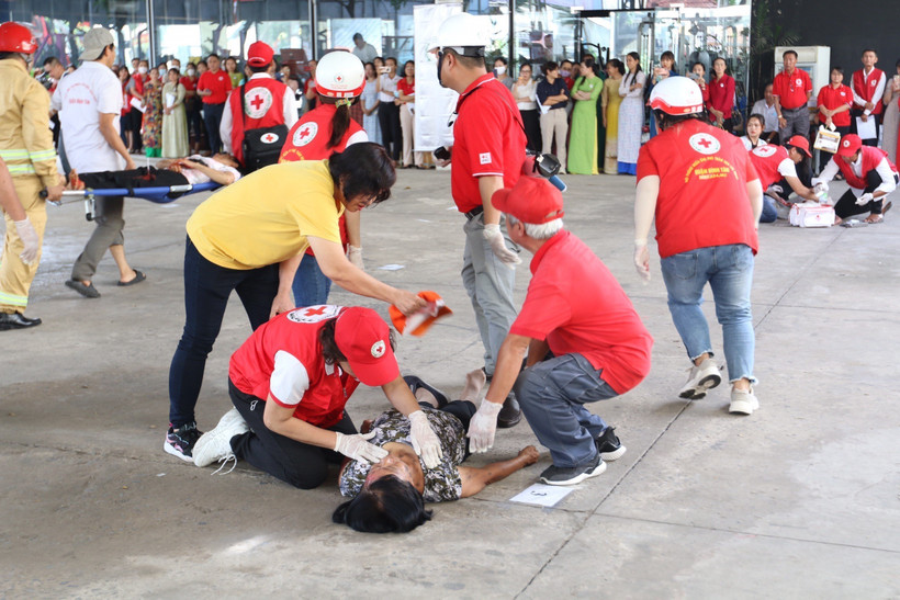 Thao diễn kỹ năng sơ cấp cứu người bệnh tại TP.HCM. (Ảnh: Thành Vũ/TTXVN)