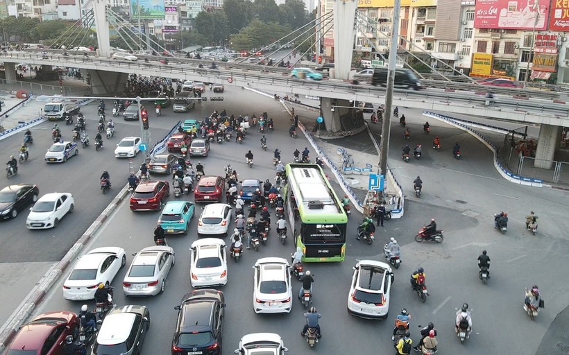 Phương tiện lưu thông qua nút giao Ngã Tư Sở, thành phố Hà Nội. (Ảnh: PV/Vietnam+)