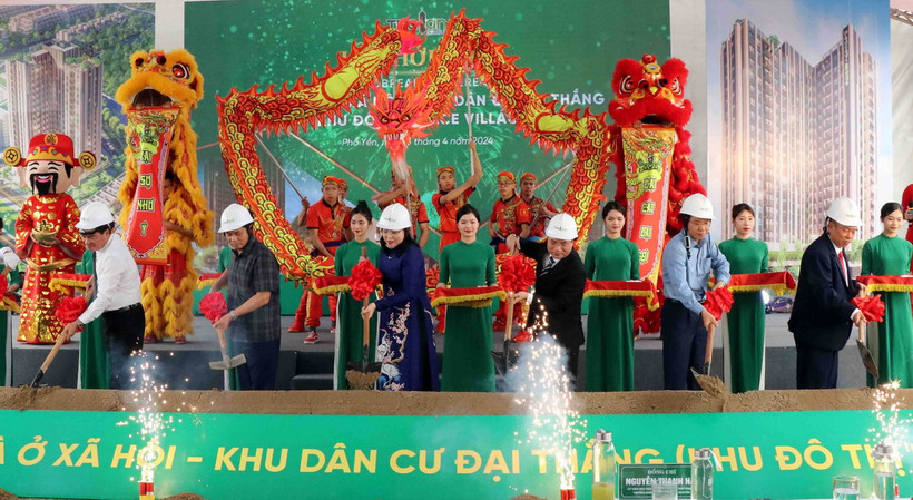 Các đại biểu thực hiện nghi thức khởi công xây dựng dự án nhà ở xã hội Khu dân cư Đại Thắng. (Ảnh: Quân Trang/TTXVN)