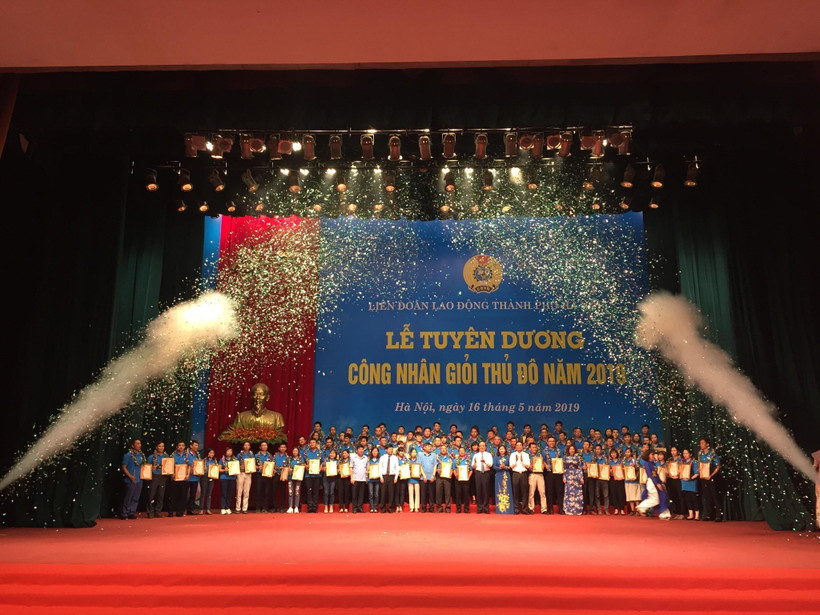 Lãnh đạo Tổng Liên đoàn Lao động Việt Nam và Thành phố Hà Nội trao thưởng cho Công nhân giỏi Thủ đô năm 2019. (Ảnh Minh Nghĩa/TTXVN)