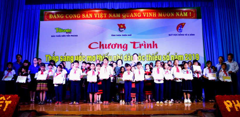 Ban tổ chức trao học bổng cho trẻ em có hoàn cảnh khó khăn. (Ảnh: Tường Vi/TTXVN)