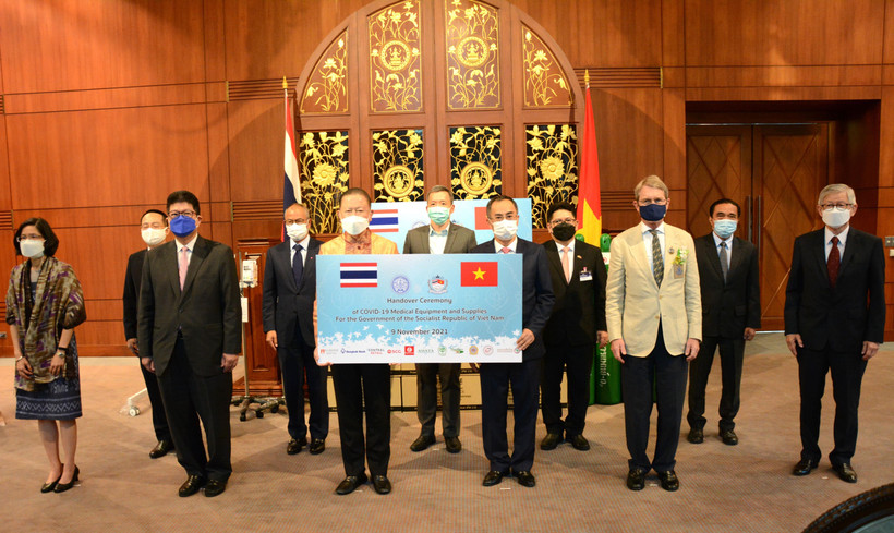 Đại sứ Việt Nam tại Thái Lan Phan Chí Thành (bên phải) tiếp nhận tượng trưng lô hàng vật tư y tế từ ông Sanan Angubolkul, Chủ tịch Hội Hữu nghị Thái Lan-Việt Nam. (Ảnh: TTXVN phát)