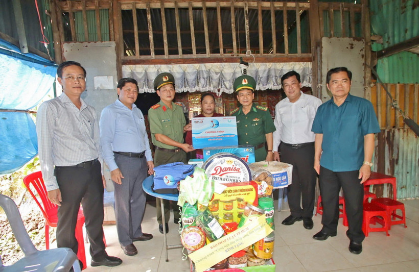 Ban Tổ chức chương trình và lãnh đạo tỉnh Cà Mau thăm, tặng quà cho gia đình các ngư dân có hoàn cảnh khó khăn thuộc xã Khánh Hội, huyện U Minh. (Ảnh: Huỳnh Anh/TTXVN)