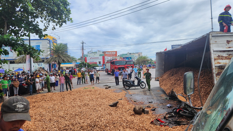 Hiện trường vụ lật xe tải chở dăm khiến 3 người tử vong. (Ảnh: Sỹ Thắng/TTXVN)