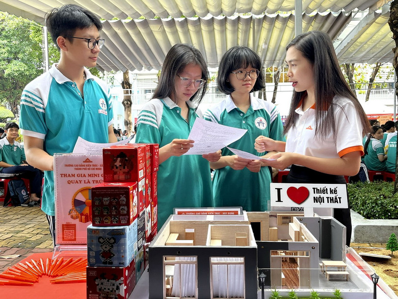 Học sinh Trường Trung học cơ sở Võ Trường Toản, Quận 12, Thành phố Hồ Chí Minh tham gia Ngày hội Tư vấn- Hướng nghiệp. (Ảnh: Thanh Vũ/TTXVN)