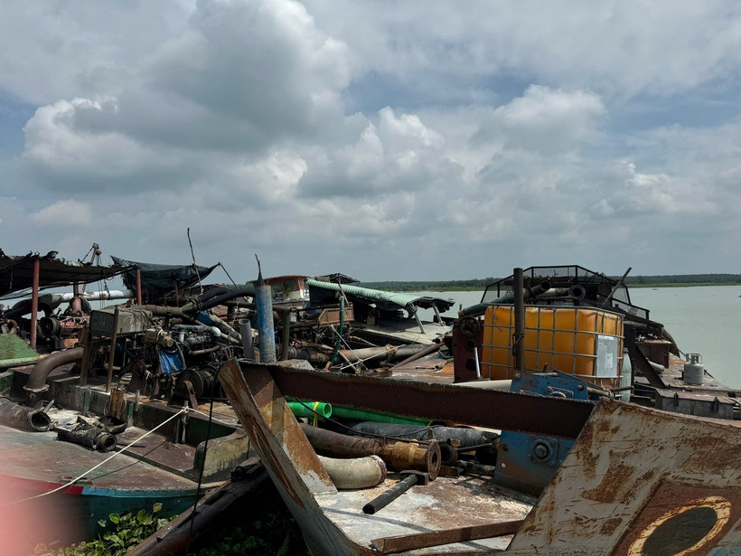 Hai ghe khai thác cát trái phép trên lòng hồ Dầu Tiếng. (Ảnh: TTXVN phát)