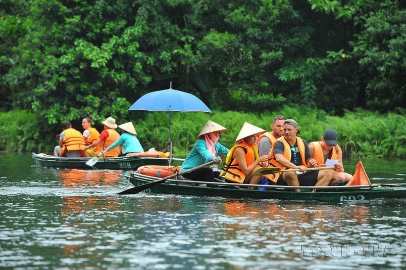 Du khách trong và ngoài nước tham quan khu du lịch Tràng An (Ninh Bình). (Ảnh: Minh Đức/TTXVN)