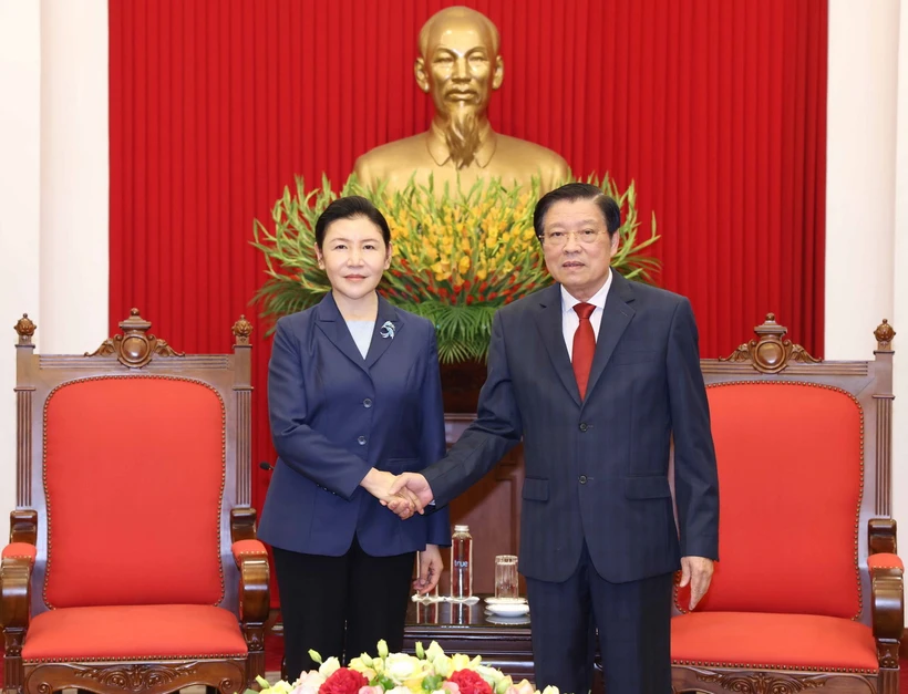 Trưởng Ban Nội chính Trung ương Phan Đình Trạc tiếp Bộ trưởng Tư pháp Trung Quốc Hạ Vinh đang thăm và làm việc tại Việt Nam. (Ảnh: Phương Hoa/TTXVN)