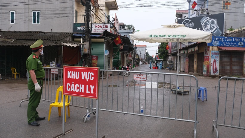 Thay vì xét nghiệm hàng loạt như Hàn Quốc, Việt Nam đã tập trung vào việc cách ly người mắc và truy tìm mọi mối tiếp xúc từ người bệnh. (Ảnh: Phạm Hùng/TTXVN phát)