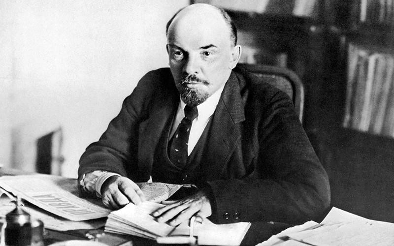 V.I.Lenin - lãnh tụ vĩ đại của giai cấp vô sản toàn thế giới, người sáng lập ra Quốc tế Cộng sản; đồng thời lãnh đạo nhân dân Nga tiến hành Cách mạng Tháng Mười Nga, lập ra Nhà nước công nông đầu tiên trên thế giới do Đảng của giai cấp vô sản lãnh đạo. (Ả