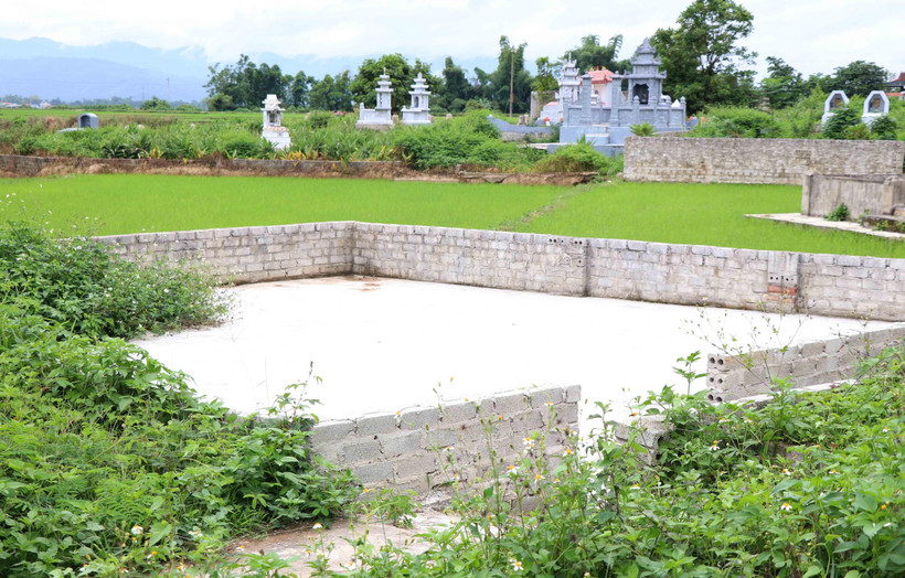 Hàng chục mét vuông đất nông nghiệp trồng lúa đã bị người dân xâm lấn, xây tường bao biến thành đất nghĩa trang. (Ảnh: Xuân Tiến/TTXVN)
