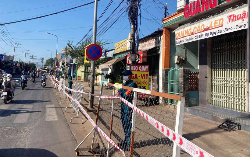 Lực lượng chức năng tỉnh Đồng Nai tiến hành phong tỏa 20 hộ dân sống tại phường Xuân Thanh, thành phố Long Khánh bị phong tỏa 21 ngày do liên quan đến ca nghi nhiễm COVID-19. (Ảnh: Lê Xuân/TTXVN)