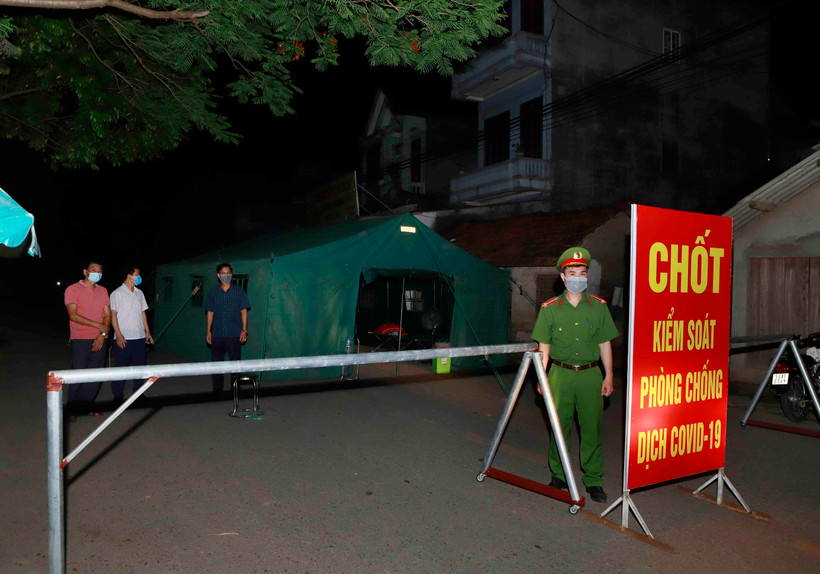 Chốt kiểm soát tại thôn Tiền Phong, xã Tân Phong huyện Bình Xuyên, Vĩnh Phúc. (Ảnh: Hoàng Hùng/TTXVN)