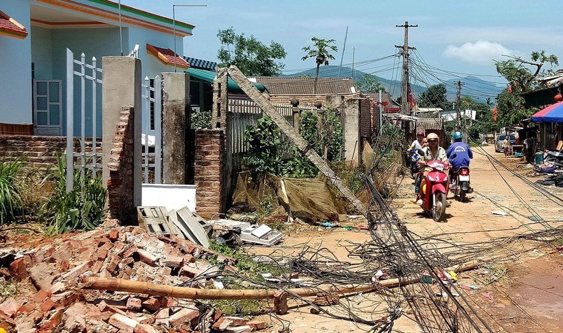 Dông lốc làm nhiều gia đình bị thiệt hại về tài sản tại Phú Thọ. (Ảnh: Trung Kiên/TTXVN)