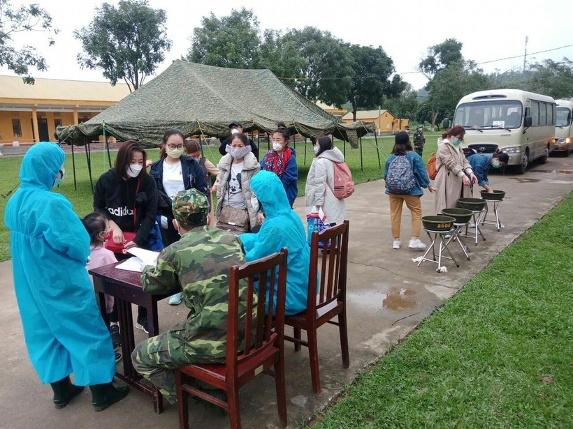 Tiếp nhận công dân từ các nước về để cách ly tập trung tại Sư đoàn 390 (Quân đoàn I). (Ảnh: Hoa Mai/TTXVN)