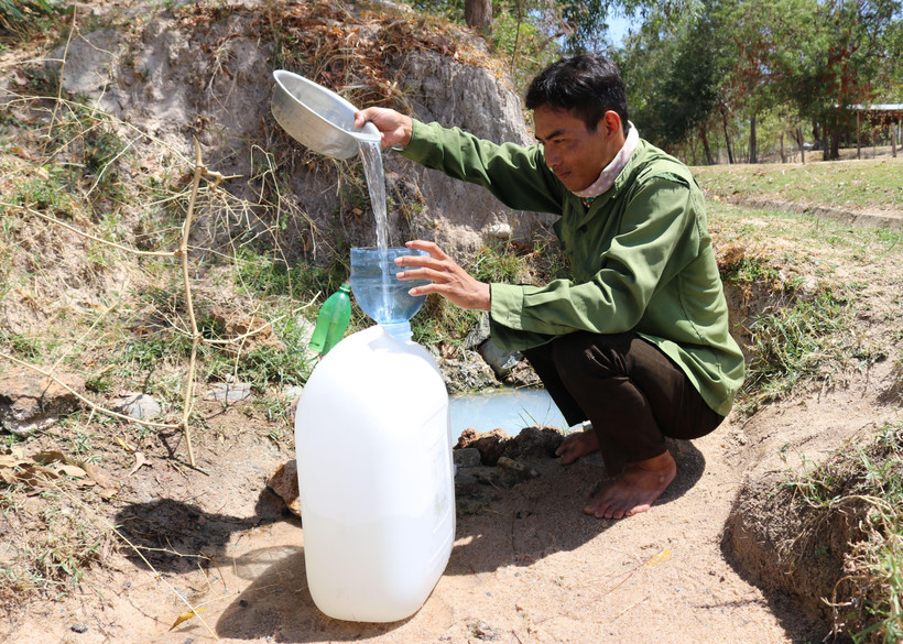 Người dân xã Công Hải (huyện Thuận Bắc, Ninh Thuận) múc nước từ giếng dã chiến đem về dùng cho sinh hoạt hàng ngày. (Ảnh: Nguyễn Thành/TTXVN)