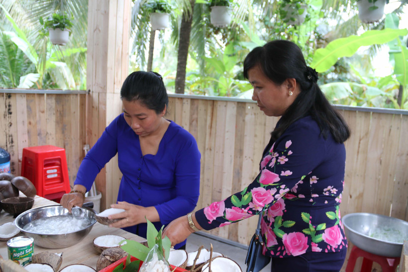 Chế biến dừa sáp phục vụ du khách. (Ảnh: Thanh Hòa/TTXVN)