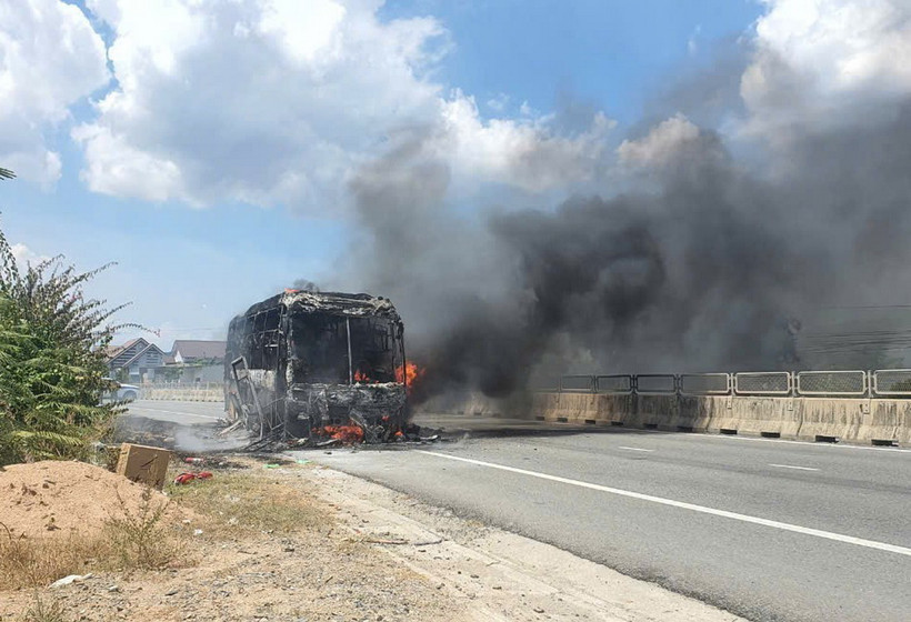 Hiện trường vụ cháy xe khách. (Ảnh: TTXVN phát)