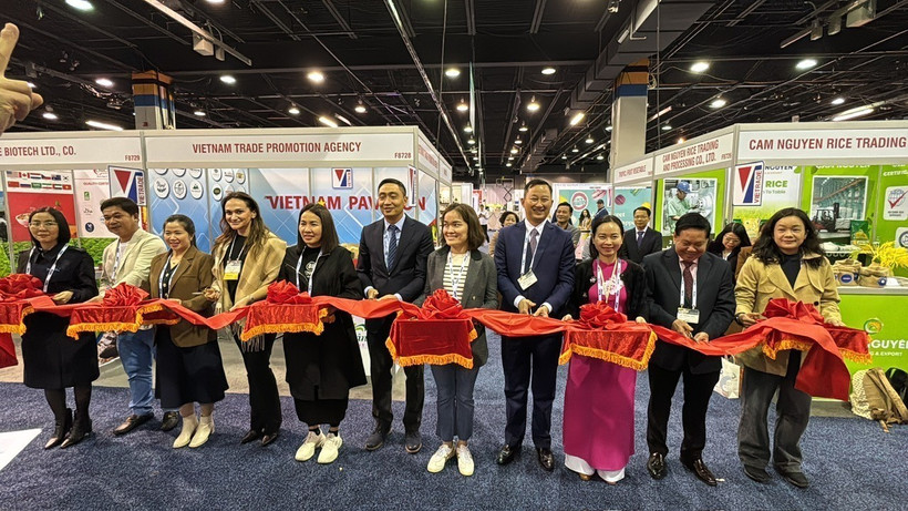 Lễ cắt băng khai trương khu gian hàng Quốc gia Việt Nam tại Hội chợ. (Ảnh: Kiều Trang/TTXVN)