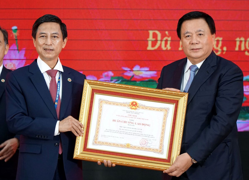 Giáo sư, Tiến sỹ Nguyễn Xuân Thắng trao Huân chương Lao động hạng Ba cho Học viện Chính trị khu vực III. (Ảnh: Quốc Dũng/TTXVN)