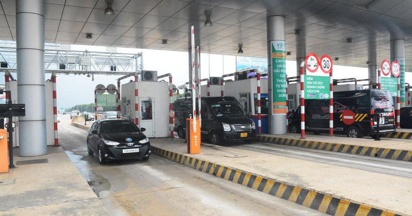 Phương tiện lưu thông qua trạm thu phí tuyến Cao tốc Hà Nội-Hải Phòng. (Ảnh: Việt Hùng/Vietnam+)