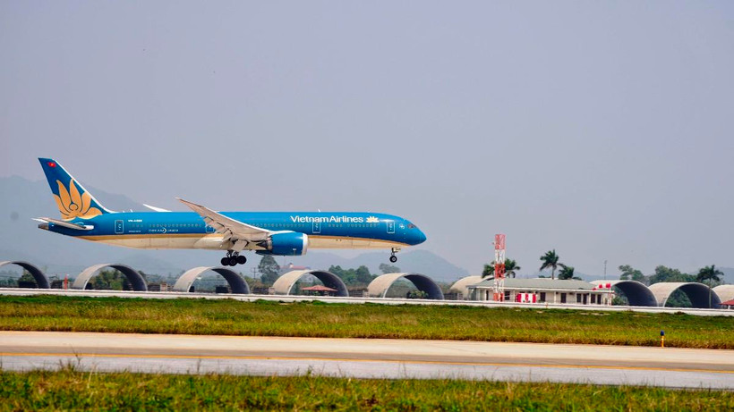 Máy bay của Vietnam Airlines hạ cánh tại một sân bay. (Ảnh: CTV/Vietnam)