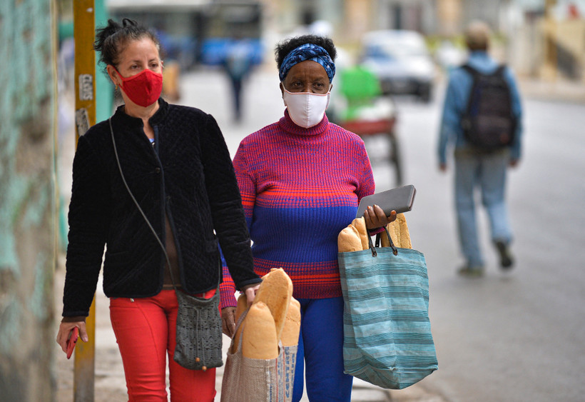 Người dân mua sắm tại Havana, Cuba ngày 2/2/2021. (Ảnh: AFP/TTXVN)