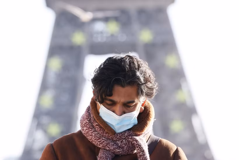 Người dân đeo khẩu trang phòng dịch COVID-19 tại Paris, Pháp. (Ảnh: THX/TTXVN)