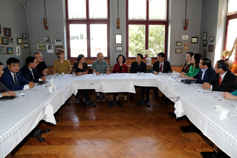 Đoàn đại biểu Đảng Cộng sản Việt Nam làm việc với ban lãnh đạo Đảng Cộng sản Thổ Nhĩ Kỳ (TKP). (Ảnh: Ngự Bình/TTXVN)