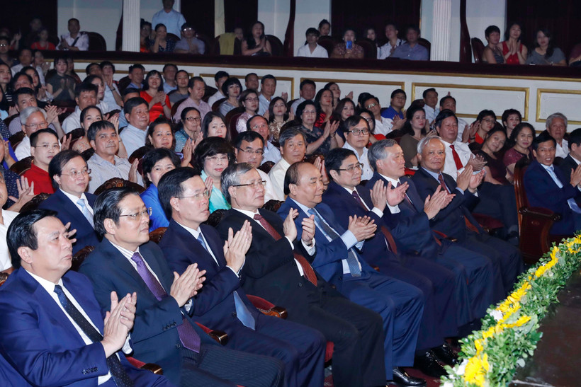 Thủ tướng Nguyễn Xuân Phúc, Thường trực Ban Bí thư Trần Quốc Vượng và các đồng chí lãnh đạo Đảng, Nhà nước dự chương trình. (Ảnh: Thống Nhất/TTXVN)