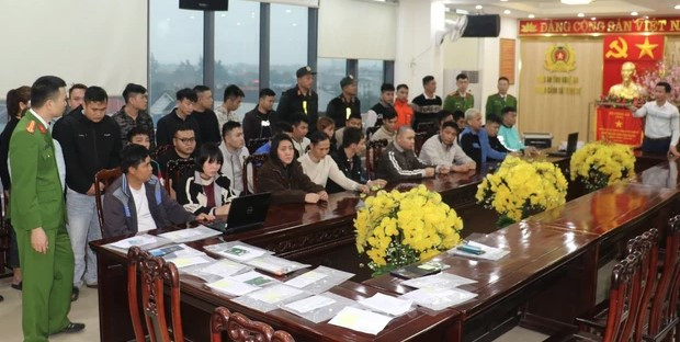 Các đối tượng trong đường dây bị bắt giữ. (Ảnh: Công an Nghệ An) 