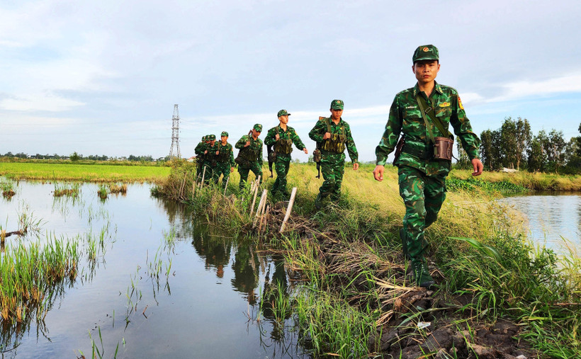 Cán bộ chiến sỹ Đồn Biên phòng Vĩnh Nguơn (An Giang) tuần tra, kiểm soát biên giới. (Ảnh: Công Mạo/TTXVN)