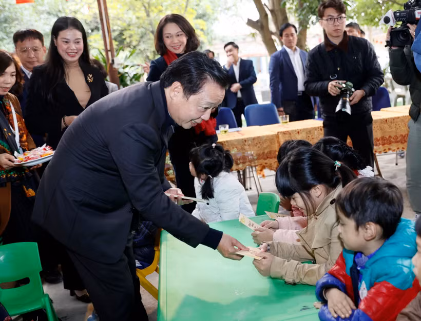 Phó Thủ tướng Trần Hồng Hà chúc Tết, tặng quà trẻ em mồ côi, không nơi nương tựa được chăm sóc, đón Tết tại Trung tâm Bảo trợ xã hội 3. (Ảnh: Văn Điệp/TTXVN)