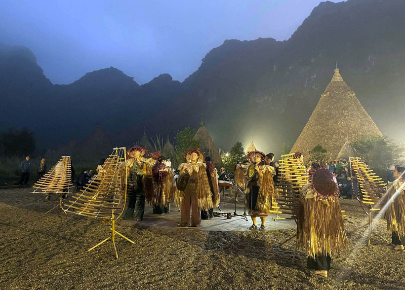 Đảo Khê Cốc thuộc Khu du lịch sinh thái Tràng An phục dựng và tái hiện lại hình ảnh sinh sống và sinh hoạt cộng đồng của cư dân Tràng An xưa là một địa điểm du lịch hoàn toàn mới trong dịp Tết Nguyên đán Giáp Thìn 2024. (Ảnh: Thùy Dung/TTXVN)