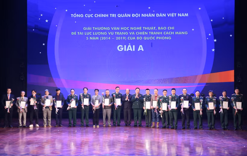Thượng tướng Nguyễn Trọng Nghĩa, Phó Chủ nhiệm TCCT Quân đội nhân dân Việt Nam và Phó Trưởng Ban thường trực Ban Tuyên giáo Trung ương Võ Văn Phuông trao giải A cho các tác giả đoạt giải. (Ảnh: Lâm Khánh/TTXVN)