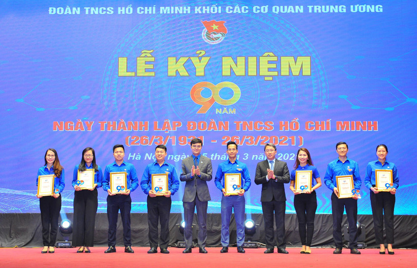 Trao tặng Bằng khen Bí thư chi đoàn giỏi toàn quốc tại buổi lễ. (Ảnh: Minh Đức/TTXVN)