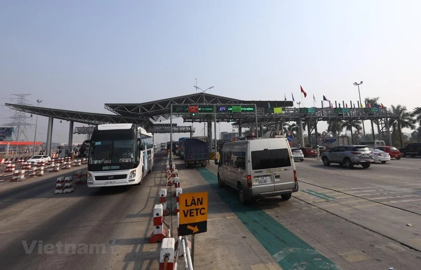 Phương tiện lưu thông trên làn đã lắp đặt hệ thống thu phí tự động không dừng. (Ảnh: Huy Hùng/Vietnam+)