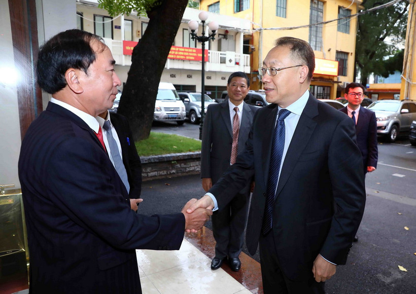 Thượng tướng Trần Quốc Tỏ, Thứ trưởng Bộ Công an (bên trái) đón Phó Tổng Thư ký Uỷ ban Chính pháp Trung ương Đảng Cộng sản Trung Quốc Dương Xuân Lôi. (Ảnh: Phạm Kiên/TTXVN)