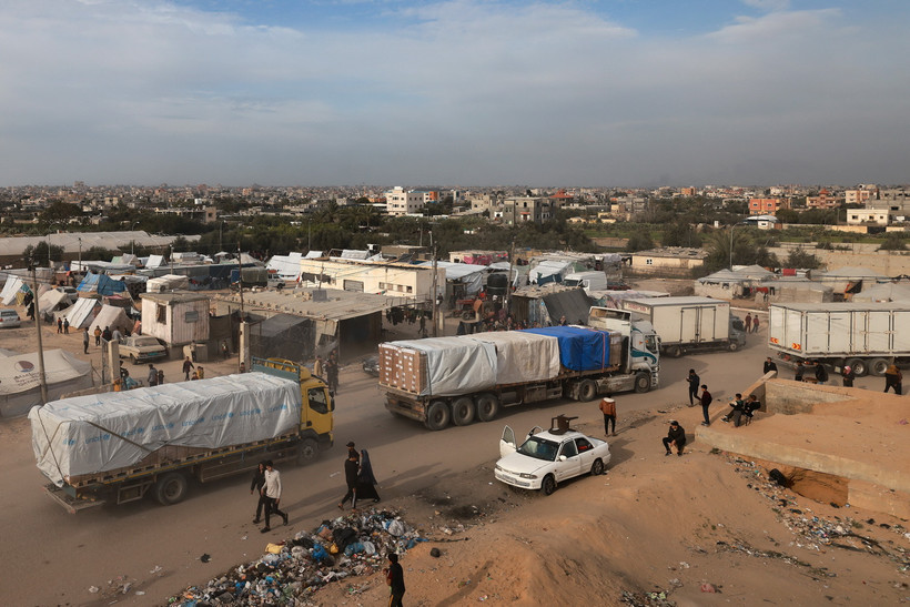 Các xe tải chở hàng viện trợ tiến vào Dải Gaza qua cửa khẩu Rafah ngày 17/1/2024. (Ảnh: AFP/TTXVN)