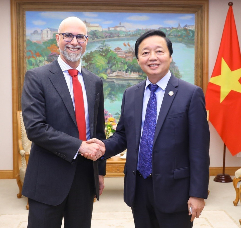 Phó Thủ tướng Trần Hồng Hà tiếp Đại sứ Canada tại Việt Nam Shawn Steil ngày 23/5/2023. (Ảnh: Văn Điệp/TTXVN)