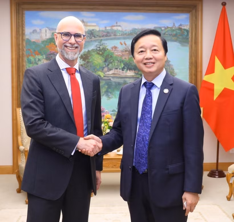 Phó Thủ tướng Trần Hồng Hà tiếp Đại sứ Canada tại Việt Nam Shawn Steil ngày 23/5/2023. (Ảnh: Văn Điệp/TTXVN)