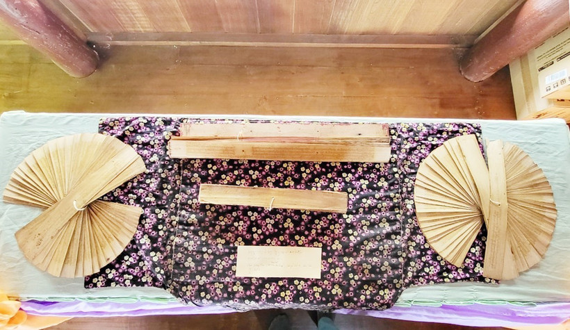 Các bộ kinh lá buông được trưng bày tại Chùa Sà Lôn, xã Lương Phi, huyện Tri Tôn, tỉnh An Giang. (Ảnh: Công Mạo/TTXVN)