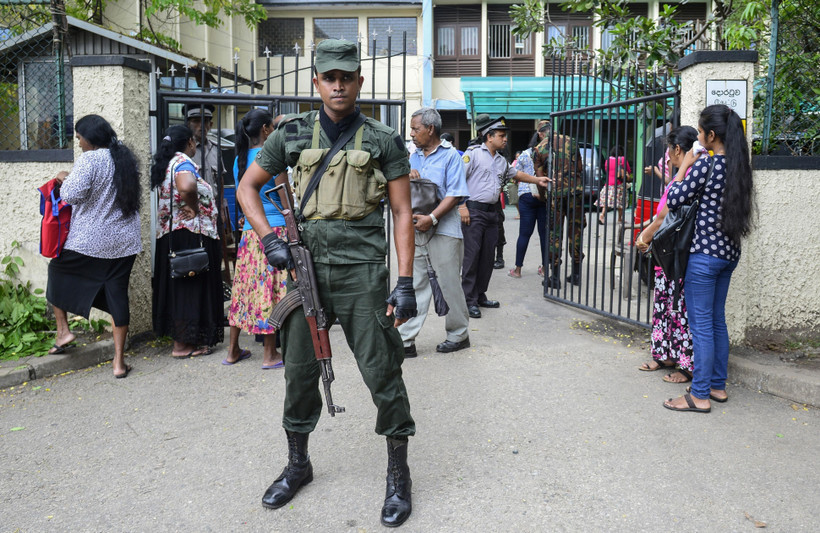 Nhân viên an ninh tăng cường tuần tra tại thủ đô Colombo, Sri Lanka. (Ảnh: AFP/TTXVN)