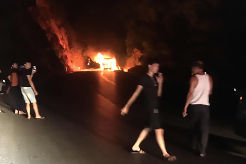 Hiện trường vụ cháy xe khách giường nằm tại Sơn La. (Ảnh: TTXVN)