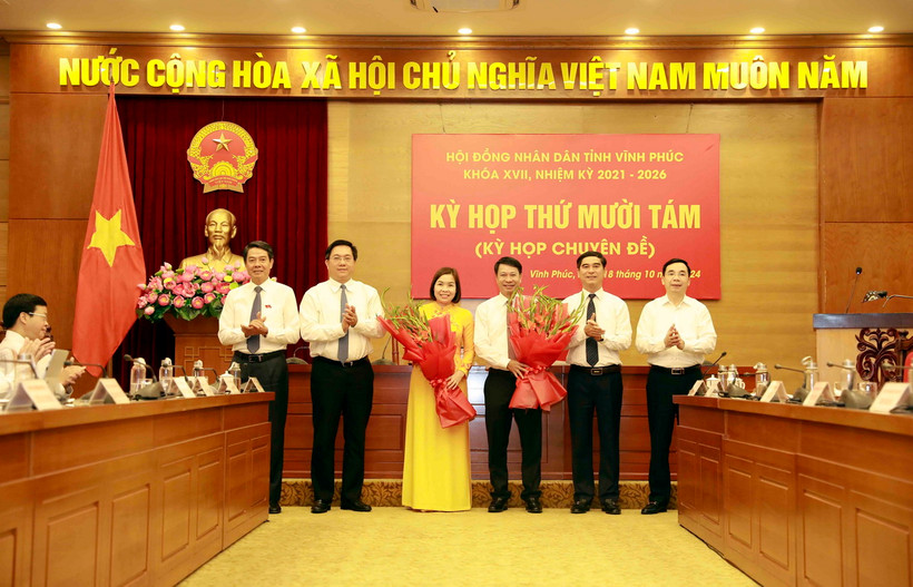 Phó Trưởng ban Thường trực Ban Nội chính Tỉnh ủy Vĩnh Phúc Phùng Thị Kim Nga (thứ 3, trái sang) và Bí thư huyện Yên Lạc Nguyễn Khắc Hiếu (thứ 3, phải sang) được bầu giữ chức Phó Chủ tịch UBND tỉnh Vĩnh Phúc, nhiệm kỳ 2021-2026. (Ảnh: Hoàng Hùng/TTXVN)